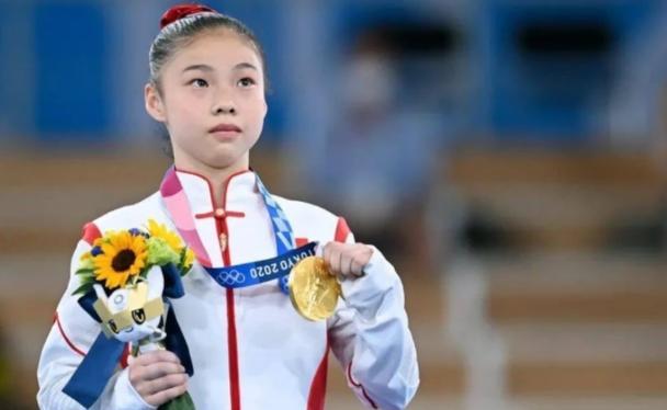 中国体操小将16岁夺奥运金牌，17岁无奈退役？当事人的回应来了(1)