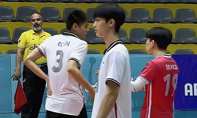 2-3！中国男排不敌韩国队，无缘亚少赛4强，抗议判罚遭黄牌警告(5)