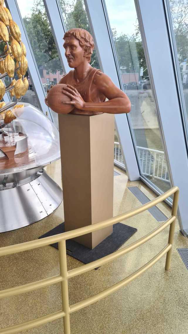 诺天王巧克力雕像揭幕！德国男篮14号球衣将退役：73年队史第一人