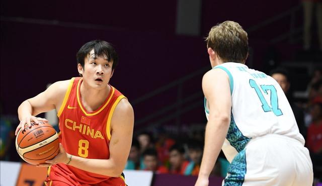 杨毅认为中国队打不赢欧锦赛末流球队，后卫应该高大化，外出锻炼