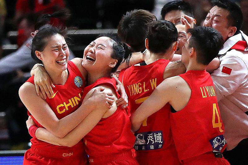 最后3秒！ 中国女篮罚球绝杀后，谁注意姚明这个举动？网友痛批：男篮
