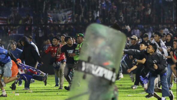 印尼足球骚乱造成近200人死亡，排华事件30万遇难华人审视一切！(1)