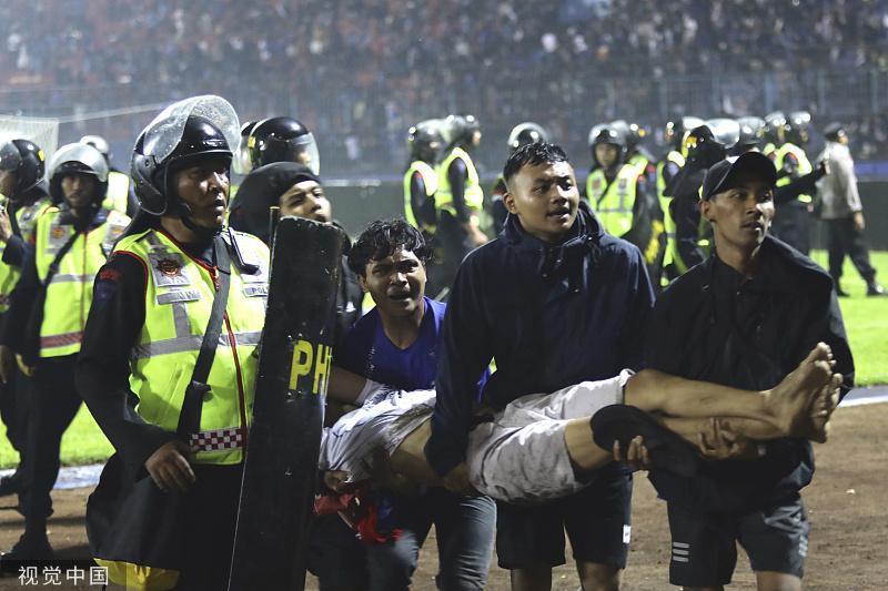 印尼联赛球迷冲突事件致182人死亡，涉事主场被取消了办赛资格(1)