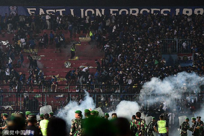 印尼联赛球迷冲突事件致182人死亡，涉事主场被取消了办赛资格(2)