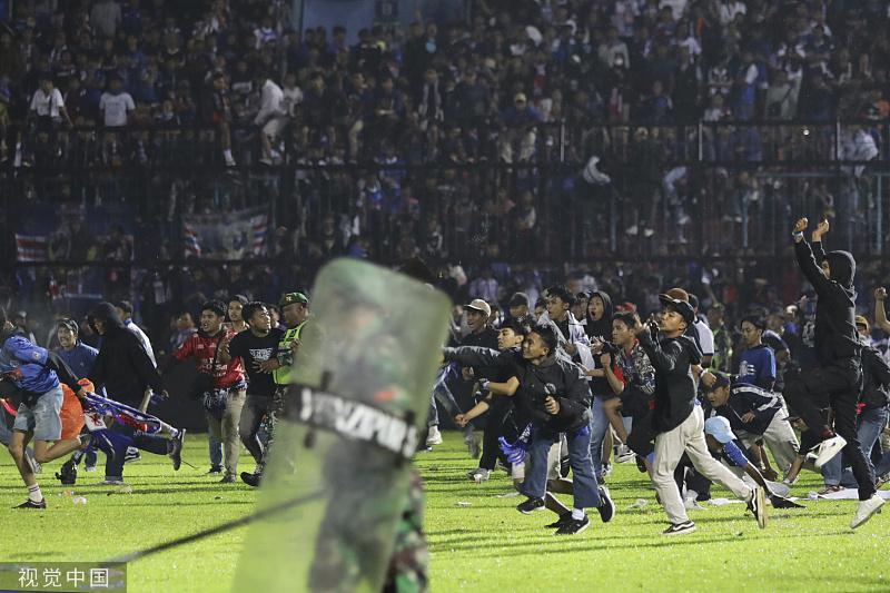 印尼联赛球迷冲突事件致182人死亡，涉事主场被取消了办赛资格(3)