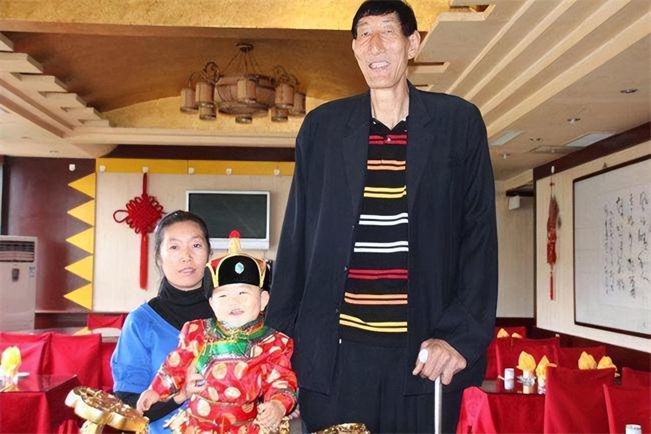 中国第一巨人鲍喜顺，56岁不顾生命冒险生子，如今儿子身高多少？(3)