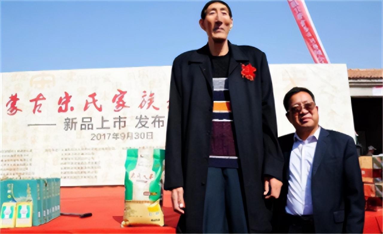 中国第一巨人鲍喜顺，56岁不顾生命冒险生子，如今儿子身高多少？(6)