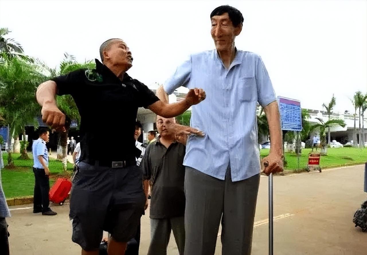 中国第一巨人鲍喜顺，56岁不顾生命冒险生子，如今儿子身高多少？(8)