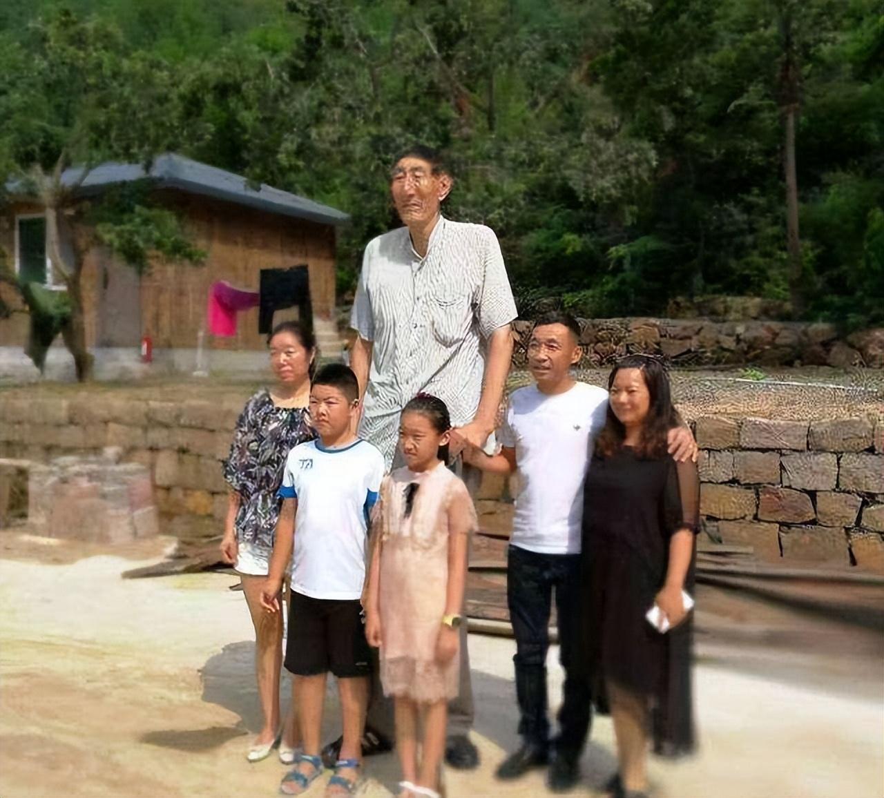 中国第一巨人鲍喜顺，56岁不顾生命冒险生子，如今儿子身高多少？(10)