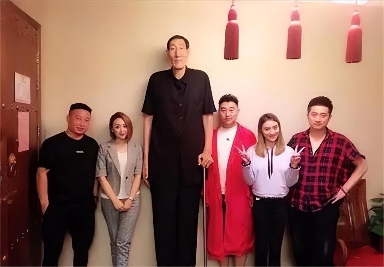 中国第一巨人鲍喜顺，56岁不顾生命冒险生子，如今儿子身高多少？(11)