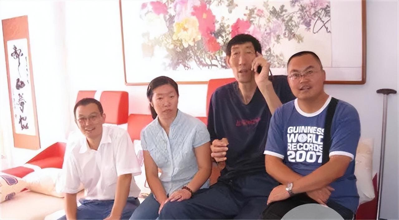 中国第一巨人鲍喜顺，56岁不顾生命冒险生子，如今儿子身高多少？(12)
