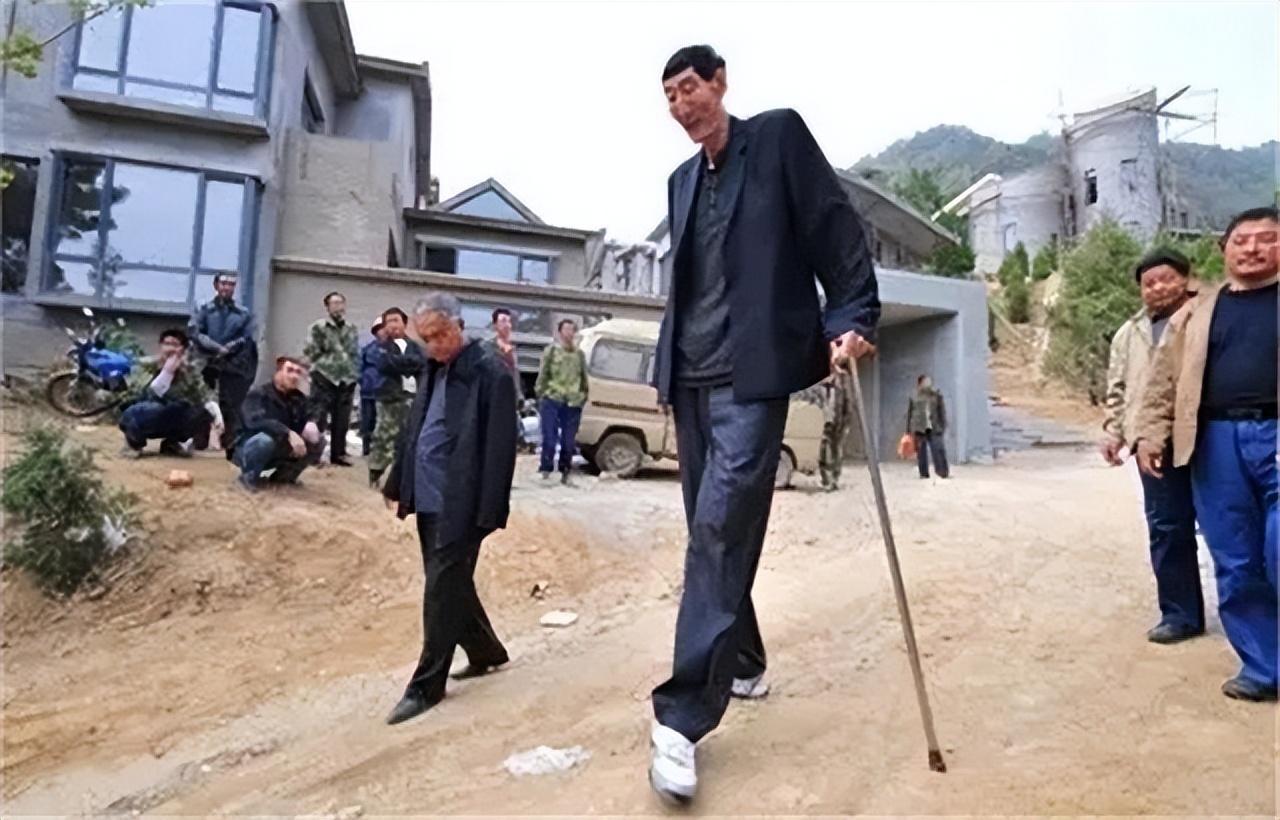 中国第一巨人鲍喜顺，56岁不顾生命冒险生子，如今儿子身高多少？(13)