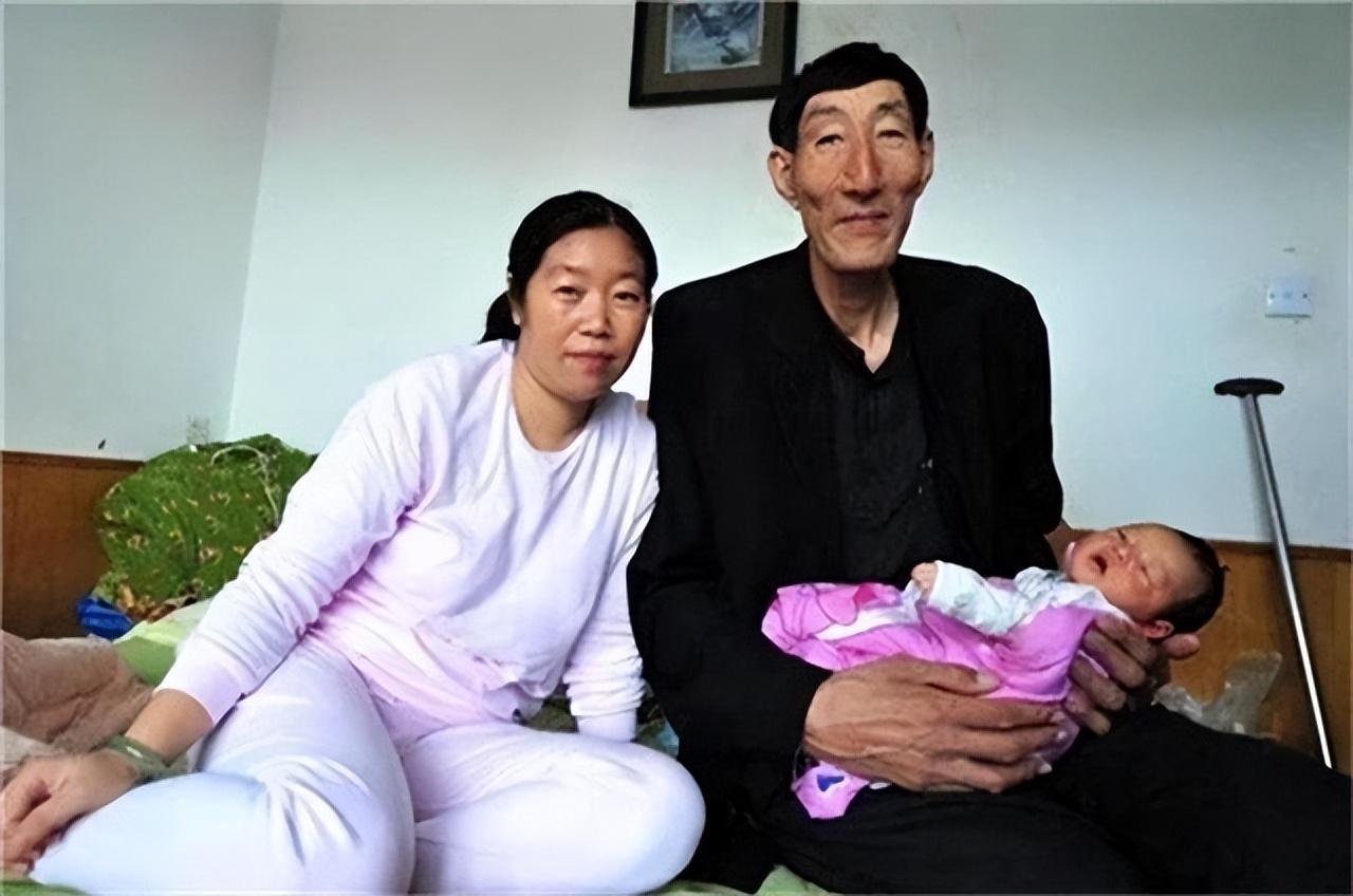 中国第一巨人鲍喜顺，56岁不顾生命冒险生子，如今儿子身高多少？(14)