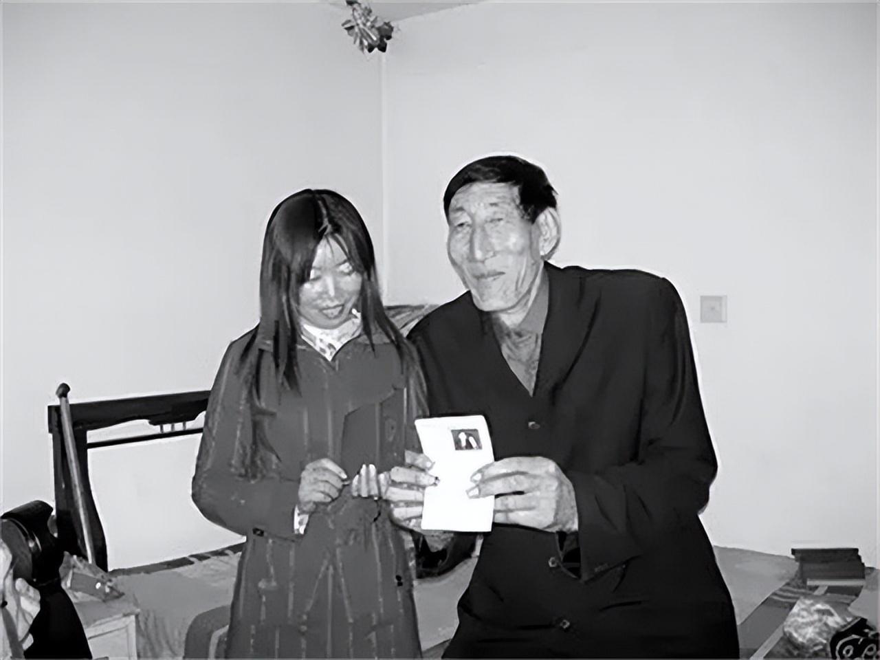 中国第一巨人鲍喜顺，56岁不顾生命冒险生子，如今儿子身高多少？(15)