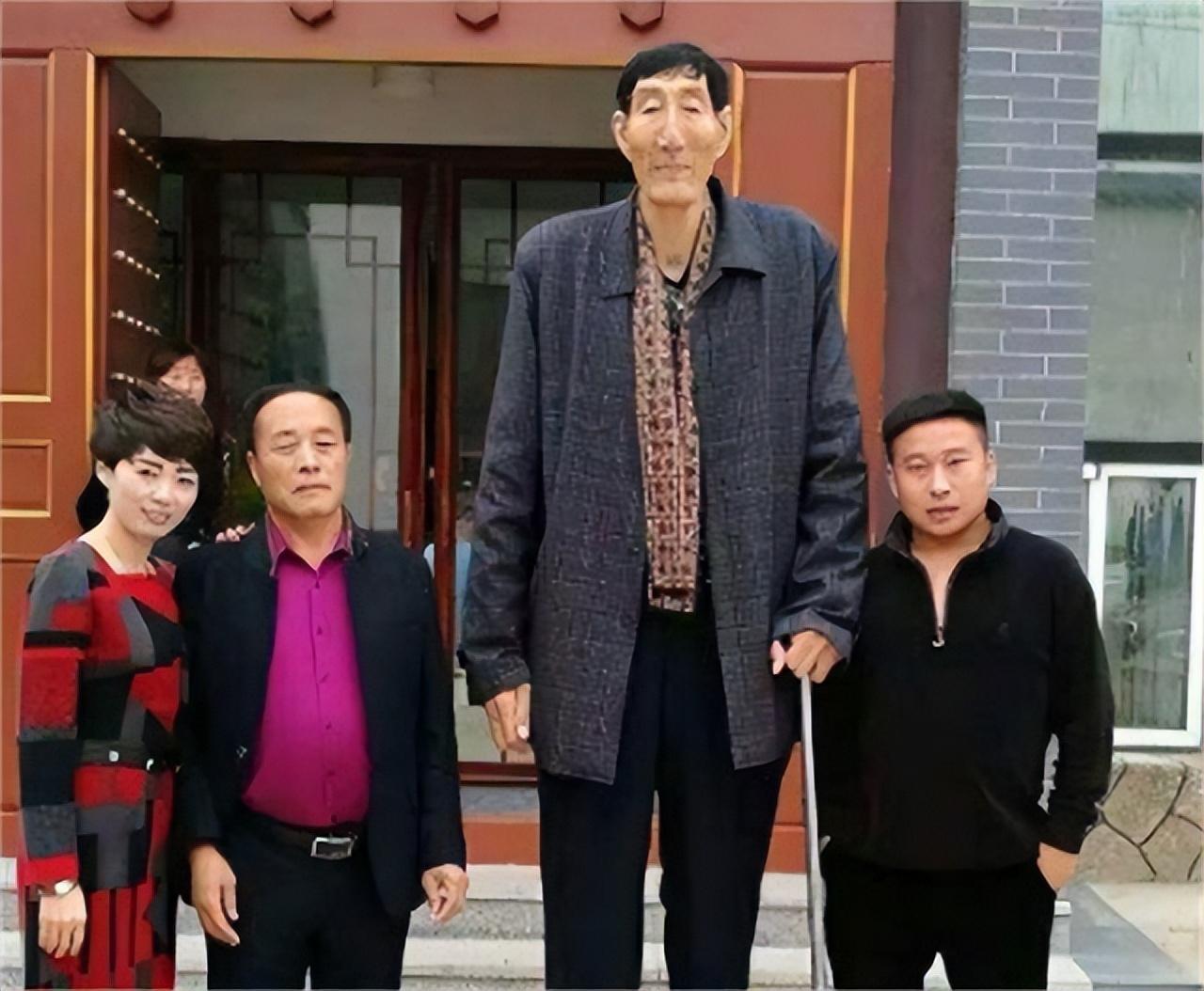 中国第一巨人鲍喜顺，56岁不顾生命冒险生子，如今儿子身高多少？(18)