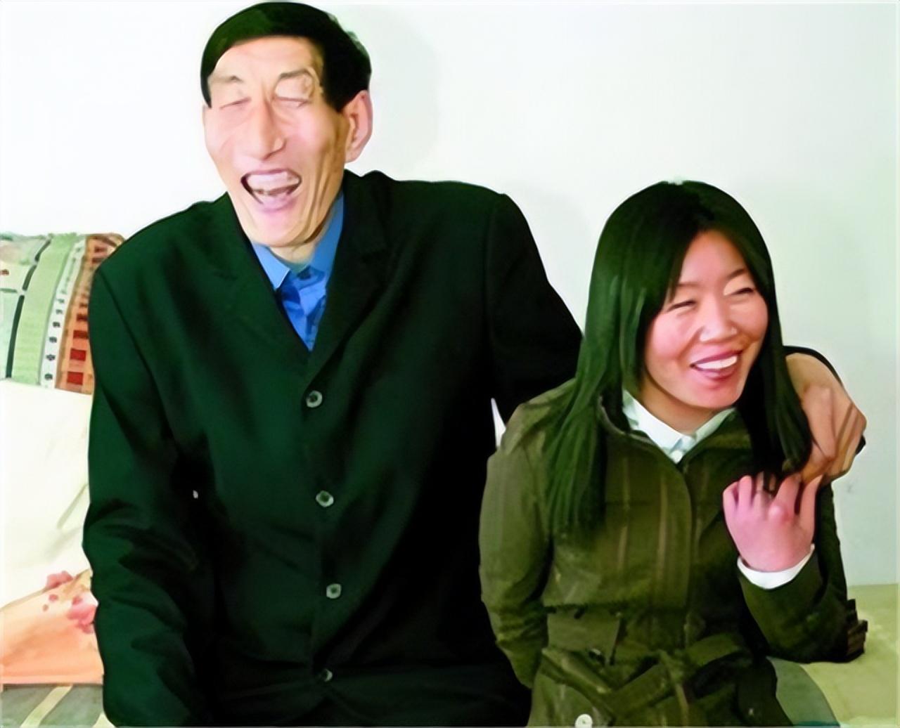 中国第一巨人鲍喜顺，56岁不顾生命冒险生子，如今儿子身高多少？(21)