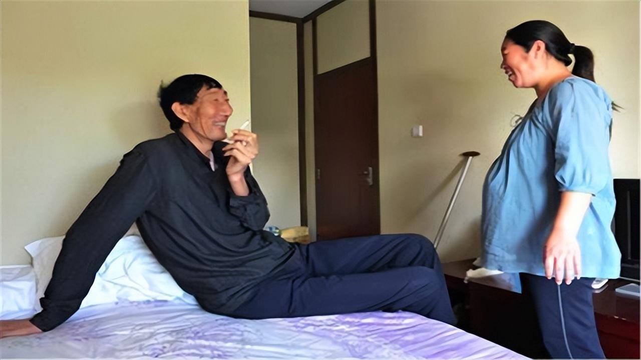中国第一巨人鲍喜顺，56岁不顾生命冒险生子，如今儿子身高多少？(22)