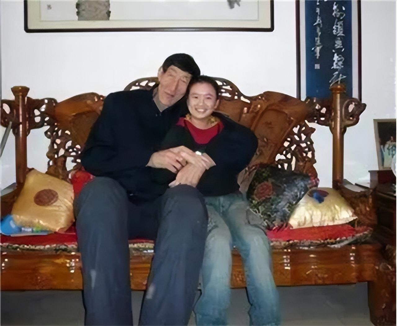 中国第一巨人鲍喜顺，56岁不顾生命冒险生子，如今儿子身高多少？(23)