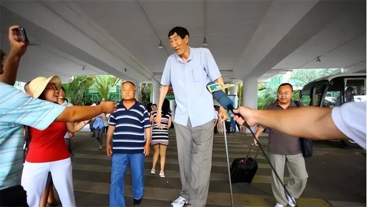 中国第一巨人鲍喜顺，56岁不顾生命冒险生子，如今儿子身高多少？(24)