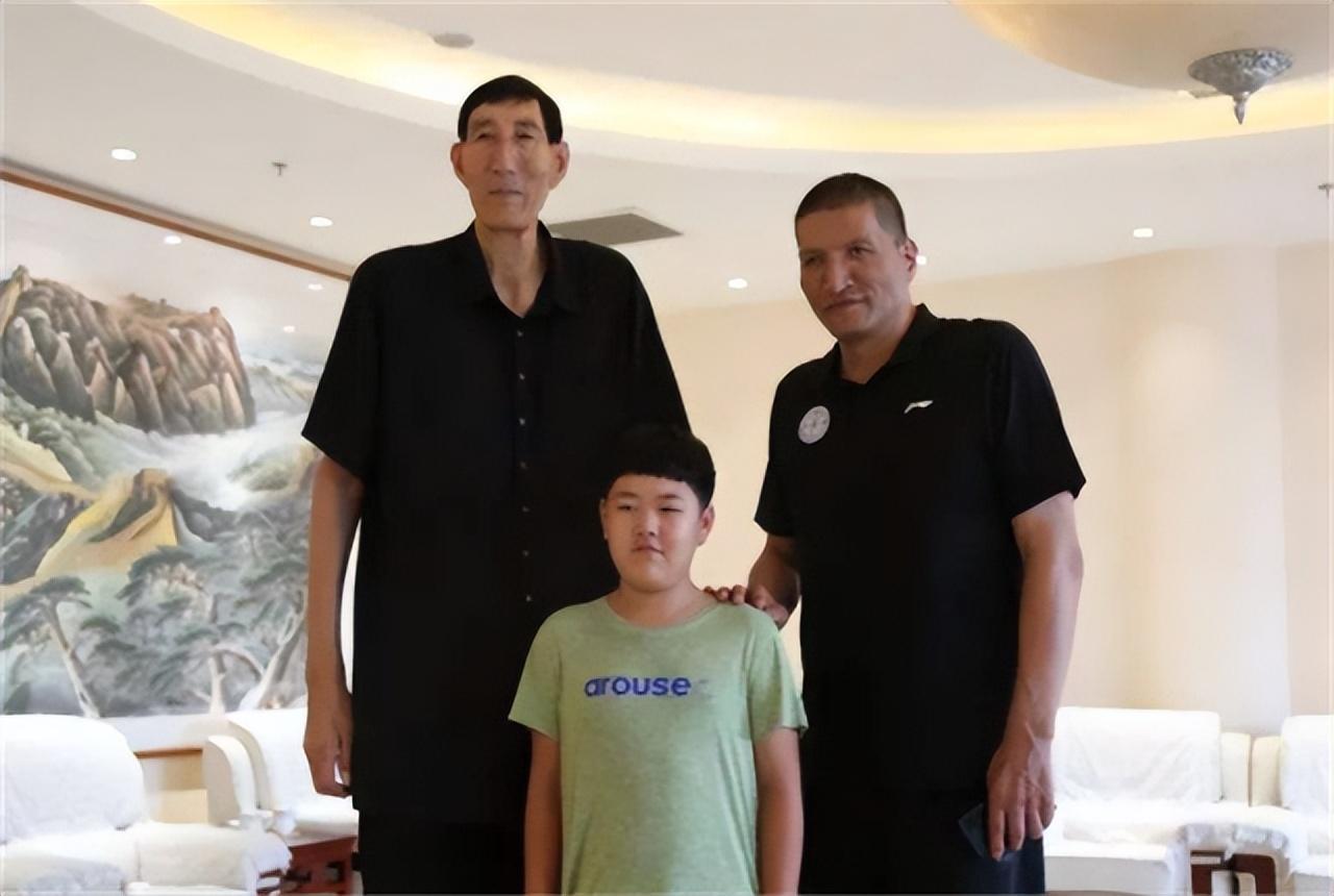 中国第一巨人鲍喜顺，56岁不顾生命冒险生子，如今儿子身高多少？(26)