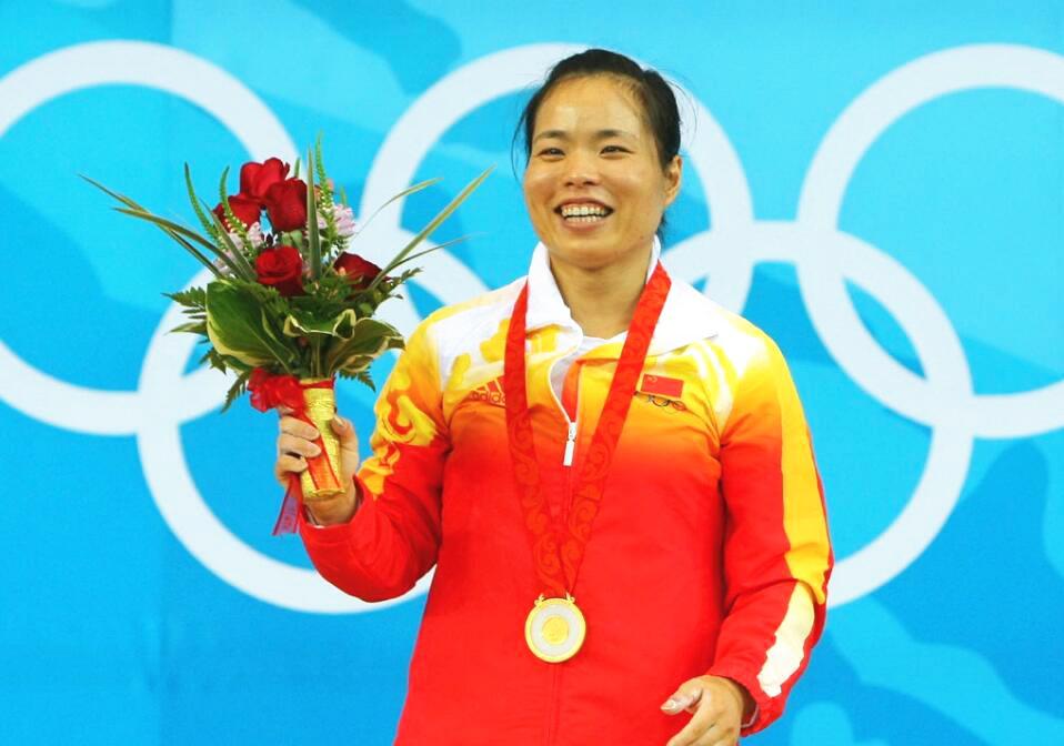 奥运冠军陈艳青，闪婚嫁给大21岁的教练，如今老公64岁依然恩爱