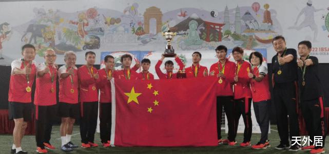 高举冠军奖杯+国旗！中国最争气的男足7次笑傲亚洲，2年后巴黎见