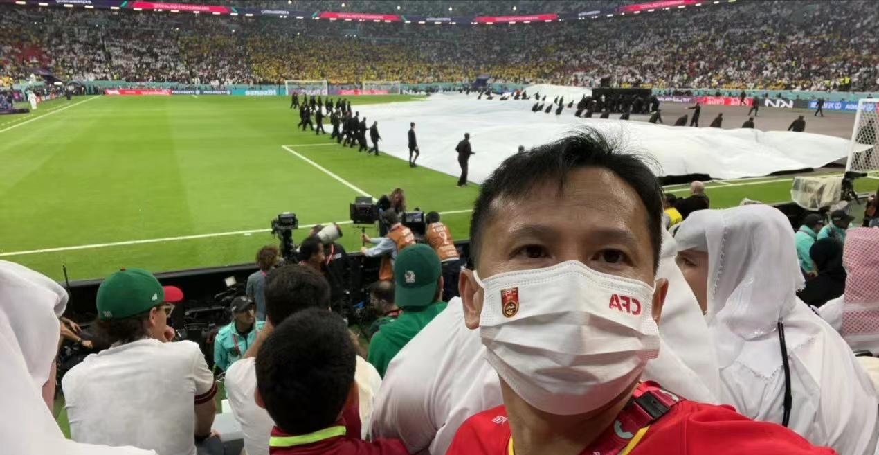 退钱哥在卡塔尔戴口罩看世界杯，却引发中国网友争论：该不该戴？(3)