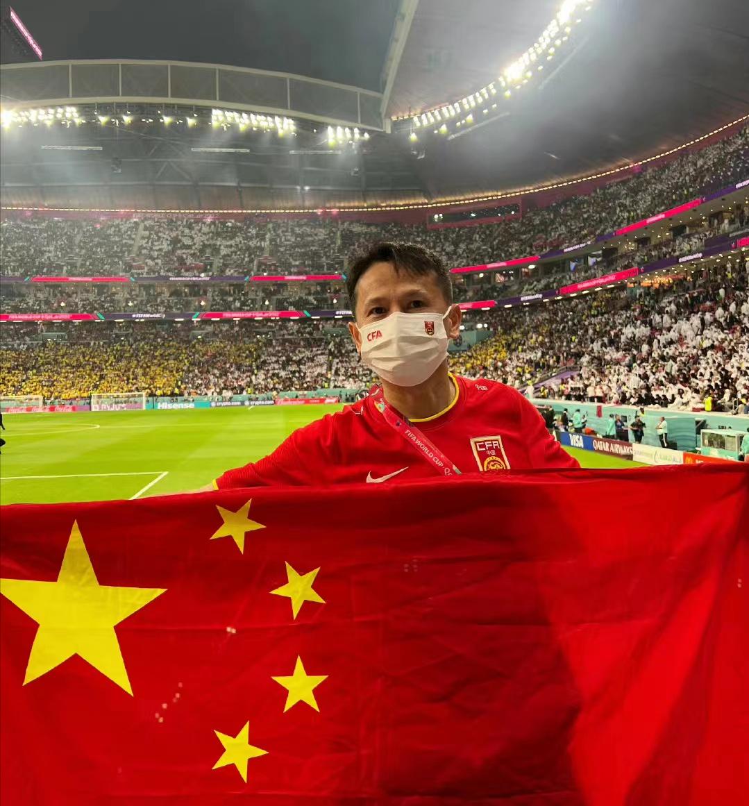 退钱哥在卡塔尔戴口罩看世界杯，却引发中国网友争论：该不该戴？(4)