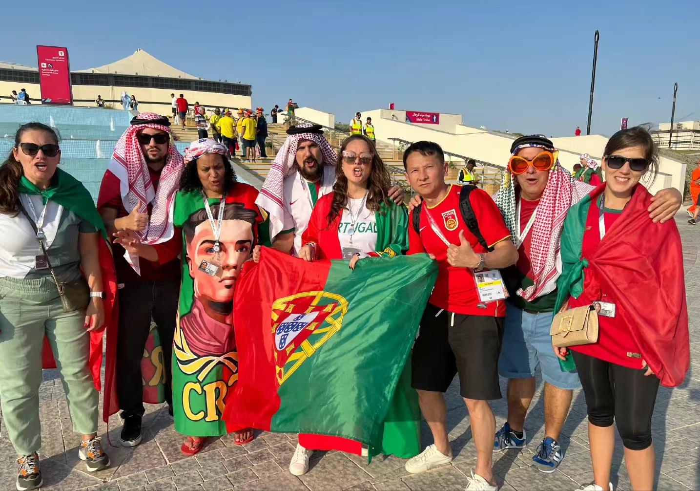 退钱哥在卡塔尔戴口罩看世界杯，却引发中国网友争论：该不该戴？(7)