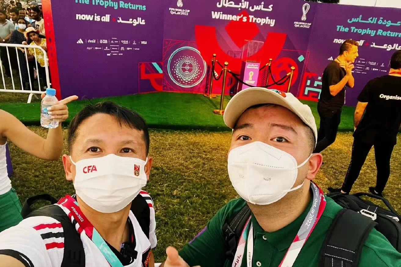退钱哥在卡塔尔戴口罩看世界杯，却引发中国网友争论：该不该戴？(9)