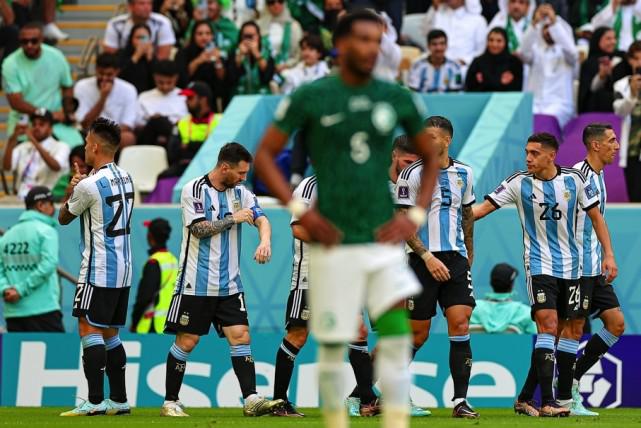 连续2届世界杯首战不胜！阿根廷出线压力陡增，梅西沮丧萨内蒂怒拍桌(2)