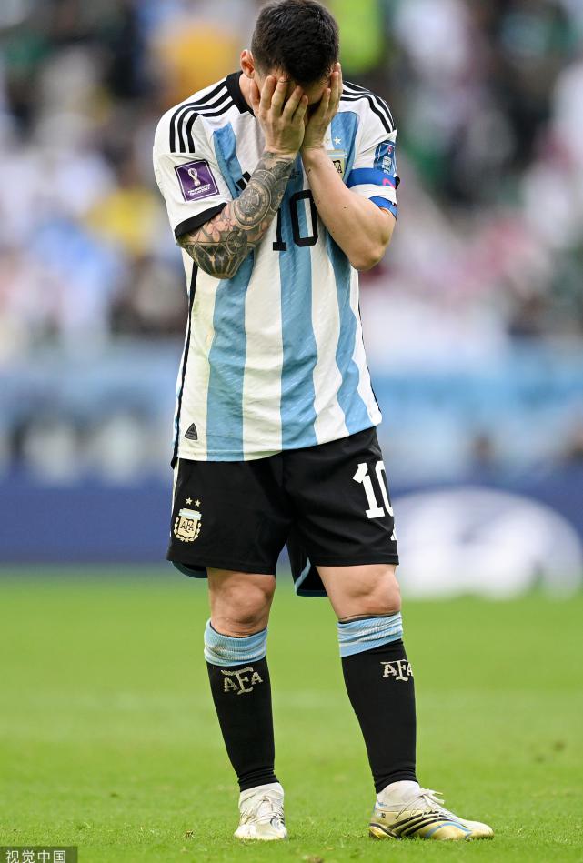 连续2届世界杯首战不胜！阿根廷出线压力陡增，梅西沮丧萨内蒂怒拍桌(4)