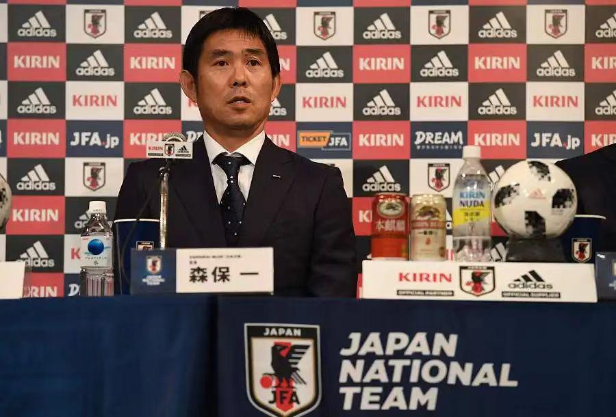 日本球迷向主教练道歉！甚至有全家下跪拍照，给森保一说对不起(3)