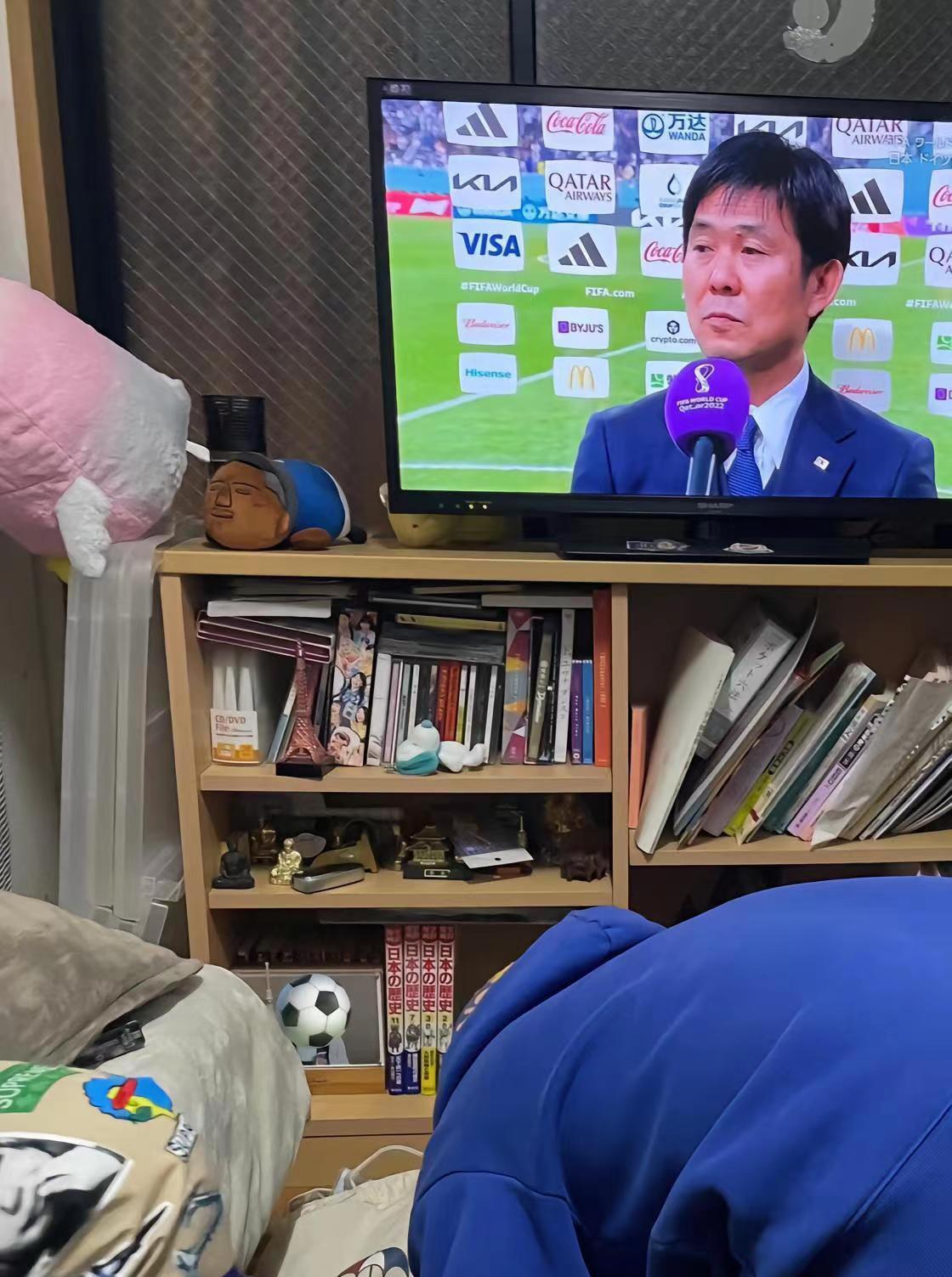 日本球迷向主教练道歉！甚至有全家下跪拍照，给森保一说对不起(6)