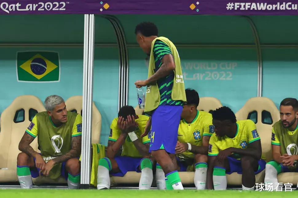 内马尔：在巴西队对阵塞尔维亚队的比赛中受伤，下场后坐在替补席上哭泣(1)