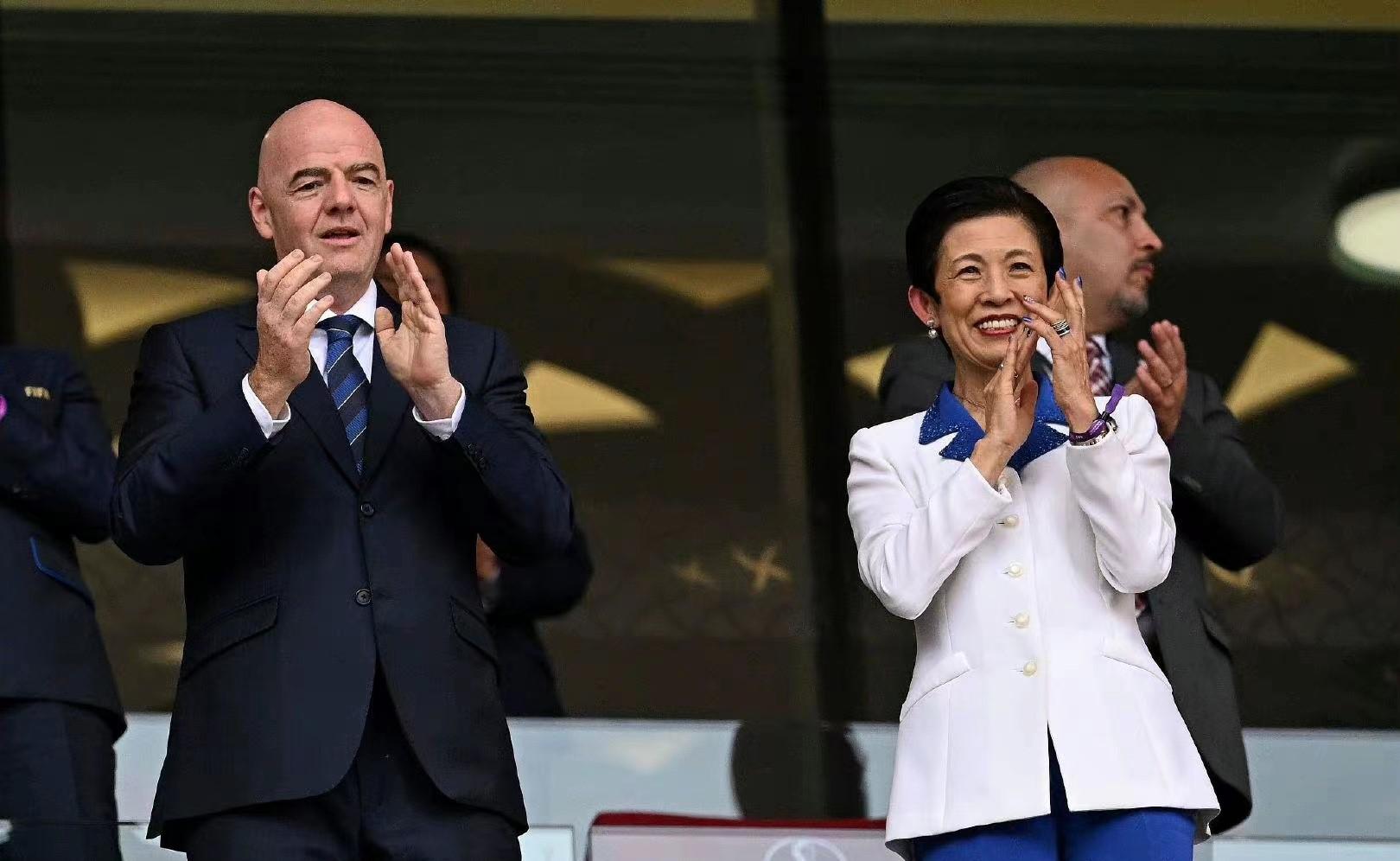 日本王妃现场观看世界杯！日本球迷哭了，哥斯达黎加球迷又唱又跳(3)