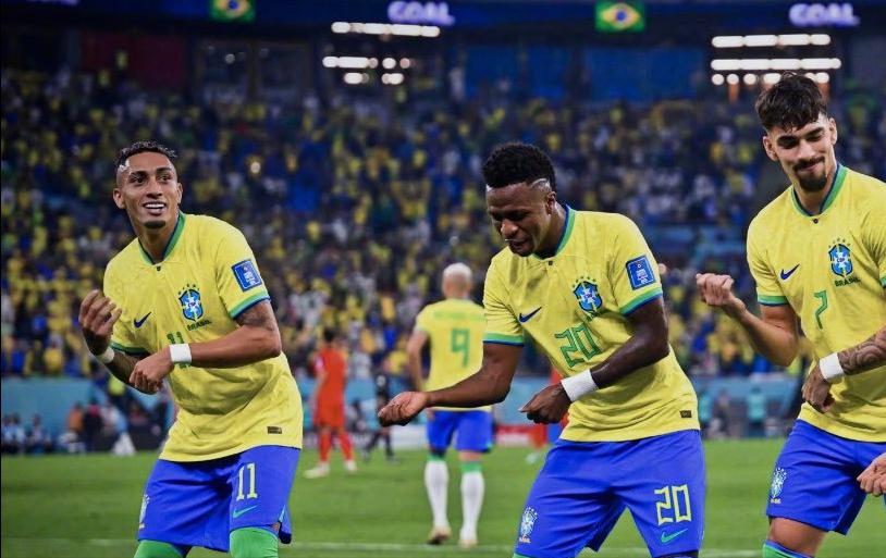 巴西足球像是另一个世界的足球 所以他们的跳舞庆祝 是对的！