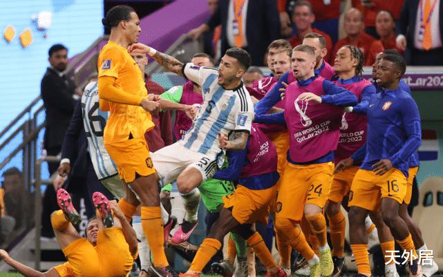 火爆+刺激！阿根廷球员挑衅荷兰，范迪克撞翻他，荷兰读秒绝平