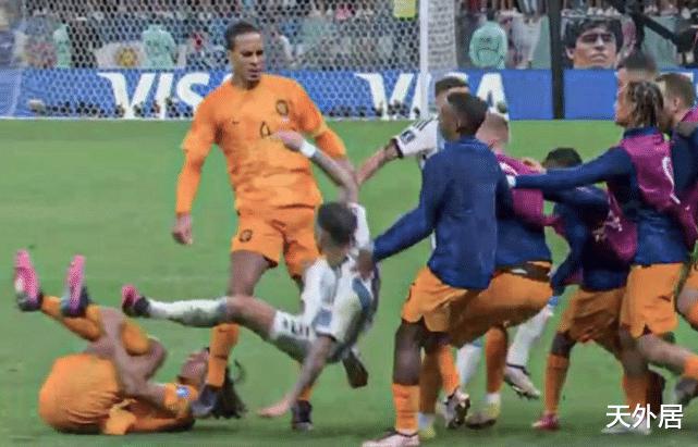 火爆+刺激！阿根廷球员挑衅荷兰，范迪克撞翻他，荷兰读秒绝平(3)