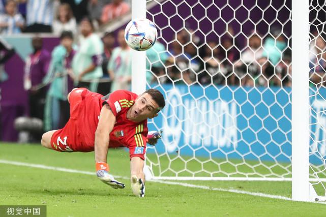 世界杯门神之夜！1米95圣马丁2扑点拯救阿根廷，赛后被梅西抱倒在地(2)