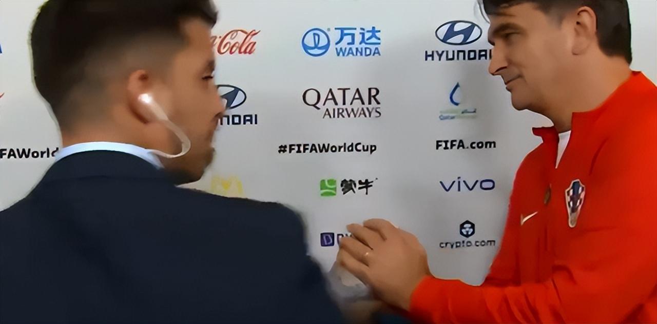 用实力赢得尊重！梅西正接受采访，对手主帅突然出现：握手致意心服口服