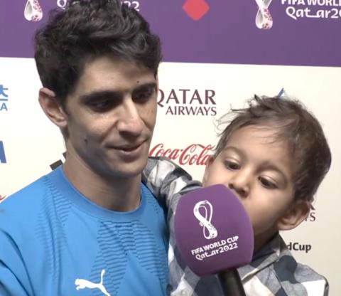 摩洛哥队球员赛后接受采访 儿子突然咬了一下麦克风