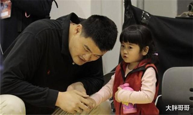 外国记者问姚明，为什么您女儿不是中国籍？姚明的回应很霸气(4)