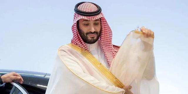 沙特王储大手笔奖励球员豪车？全球最富有皇室都有谁？(1)