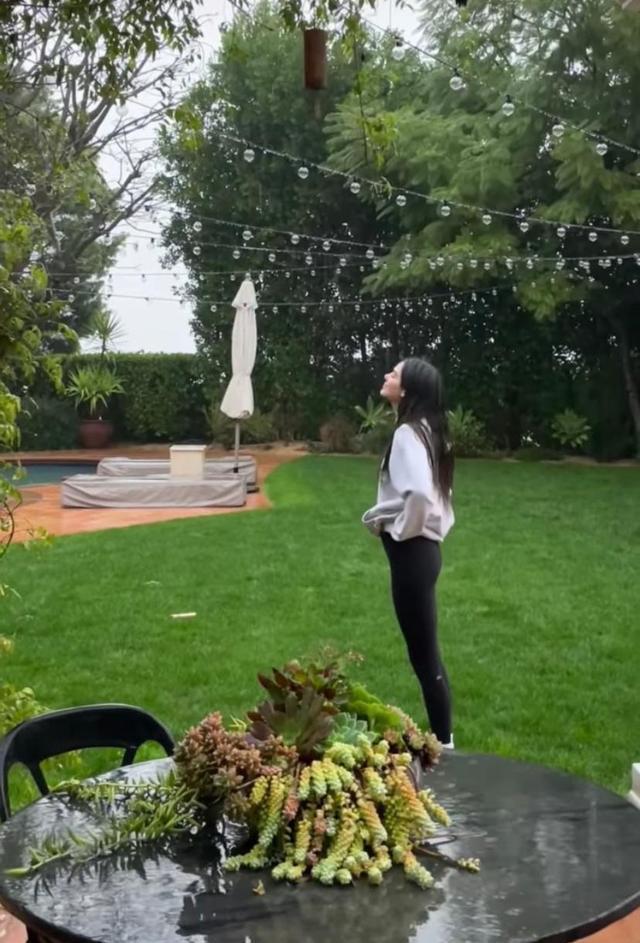 詹娜取悦自我，在花园淋雨，晒出顶级泳装照，连续炫腹，气质顶流(3)