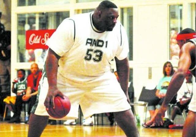 肥胖的身材没有影响特洛伊的篮球手感，但是却大大影响到了他在正规比赛中的发挥