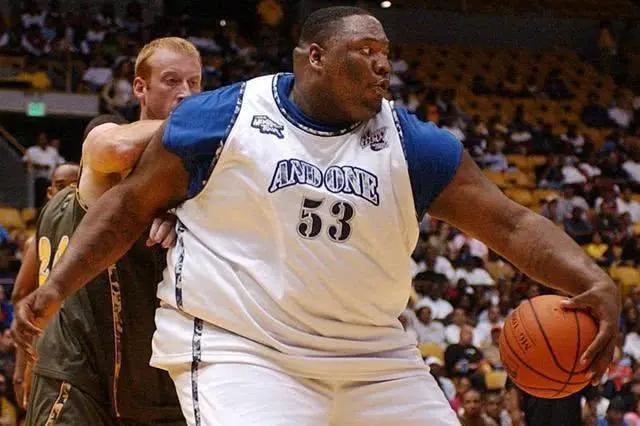 肥胖的身材没有影响特洛伊的篮球手感，但是却大大影响到了他在正规比赛中的发挥(4)