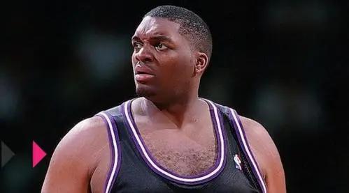 肥胖的身材没有影响特洛伊的篮球手感，但是却大大影响到了他在正规比赛中的发挥(5)