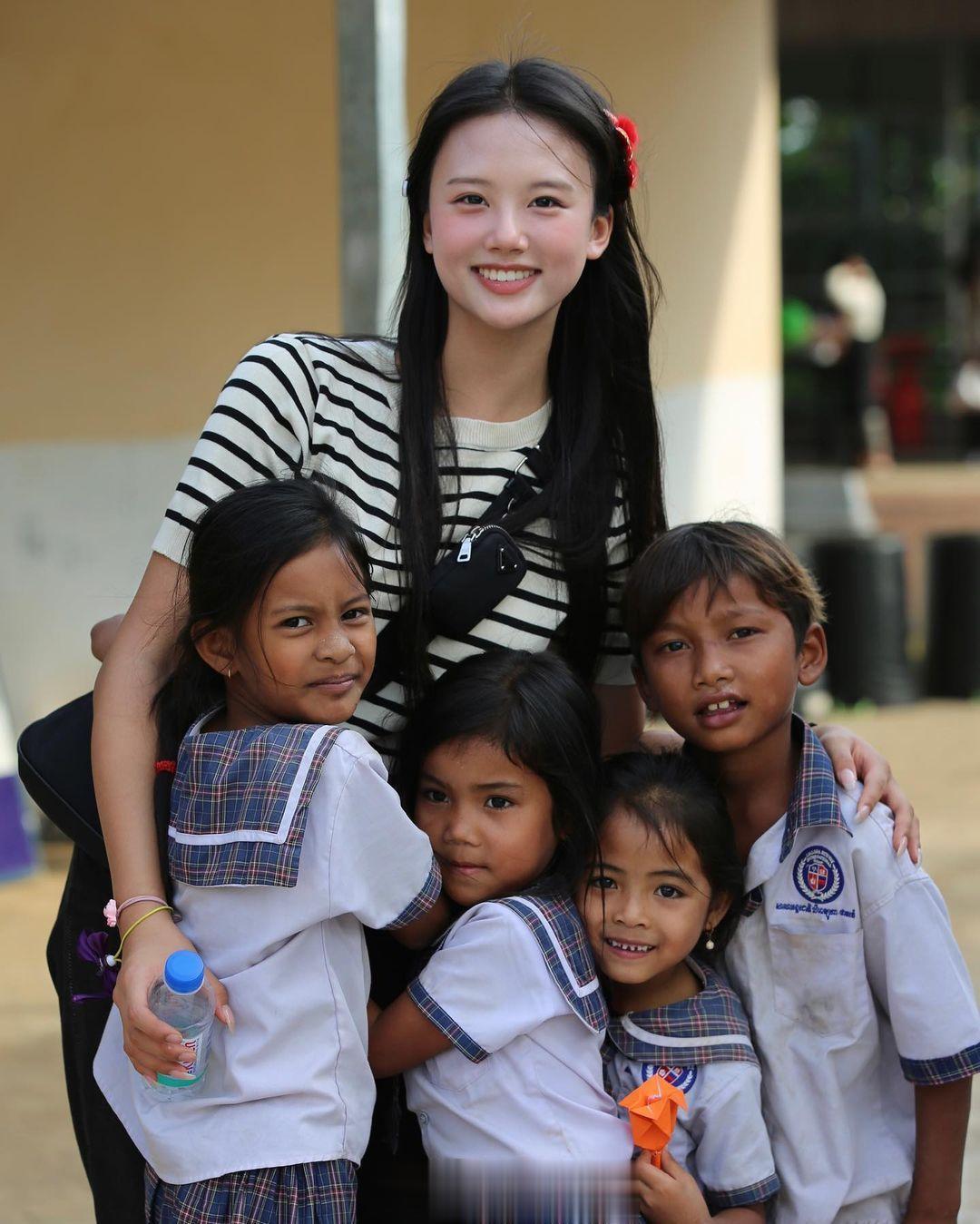 人美心善。韩国足球名宿李同国的女儿李在诗在柬埔寨做慈善。大发（李时安）也在帮忙分