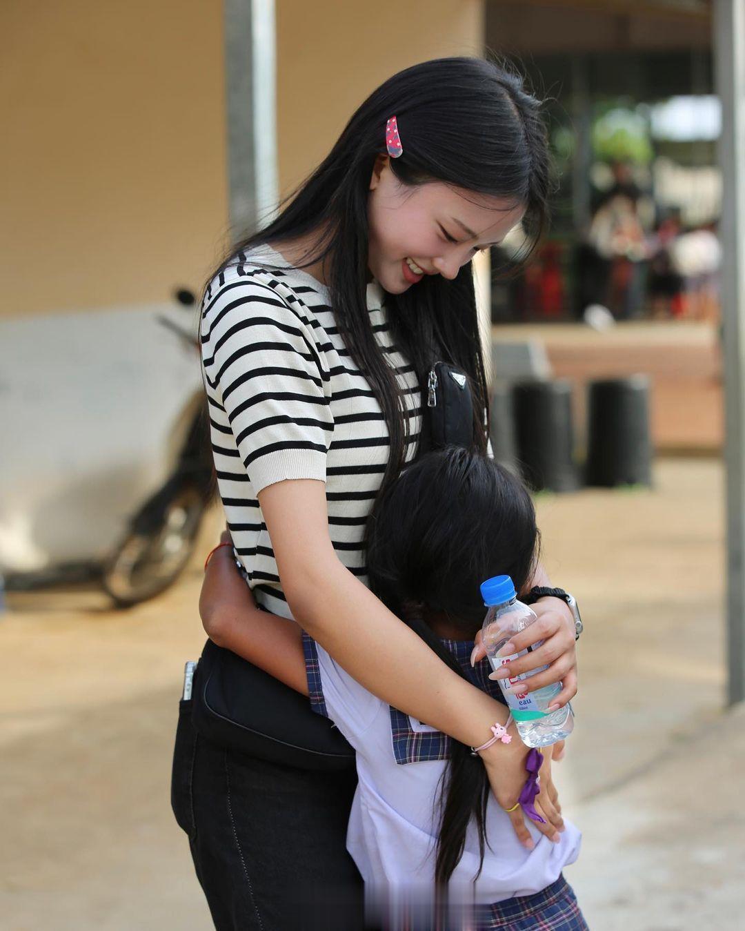 人美心善。韩国足球名宿李同国的女儿李在诗在柬埔寨做慈善。大发（李时安）也在帮忙分(2)